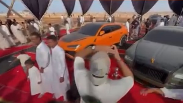 سيارات فارهة لعريس تشعل منصات التواصل الاجتماعي