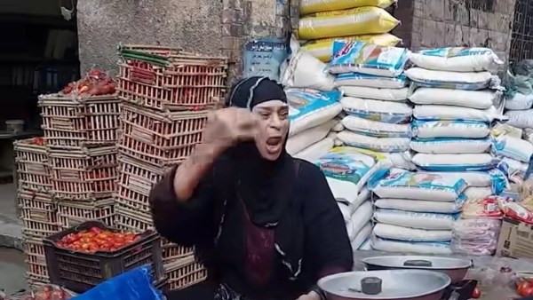 بائعة طماطم تحول فرشها إلى أجواء من البهجة في شبرا الخيمة