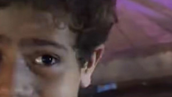 طفل صغير يخطف القلوب 