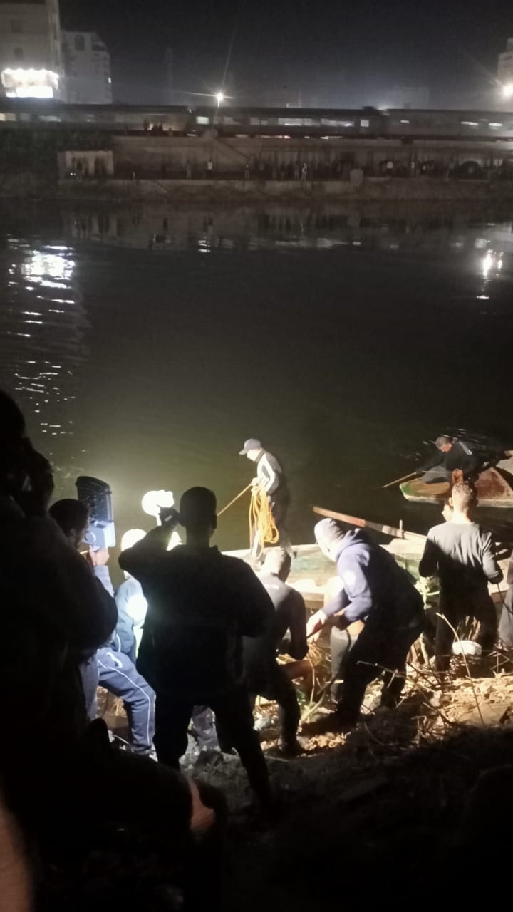 First Pictures: Microbus Plunges into Ibrahimiya Canal, Passengers Trapped