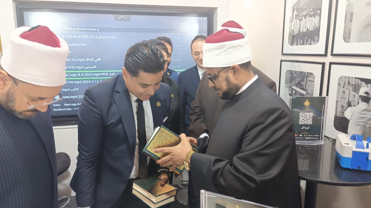 أمين البحوث الإسلامية ومدير مكتبة الإسكندرية يفتتحان جناح الأزهر للكتاب .. صور 4 2025%5C7%5C7%5C1643C757 24E3 4662 9 628 042906