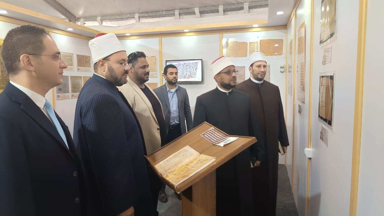 أمين البحوث الإسلامية ومدير مكتبة الإسكندرية يفتتحان جناح الأزهر للكتاب .. صور 3 2025%5C7%5C7%5C90A1C8D6 06Ec 498B A 628 042906