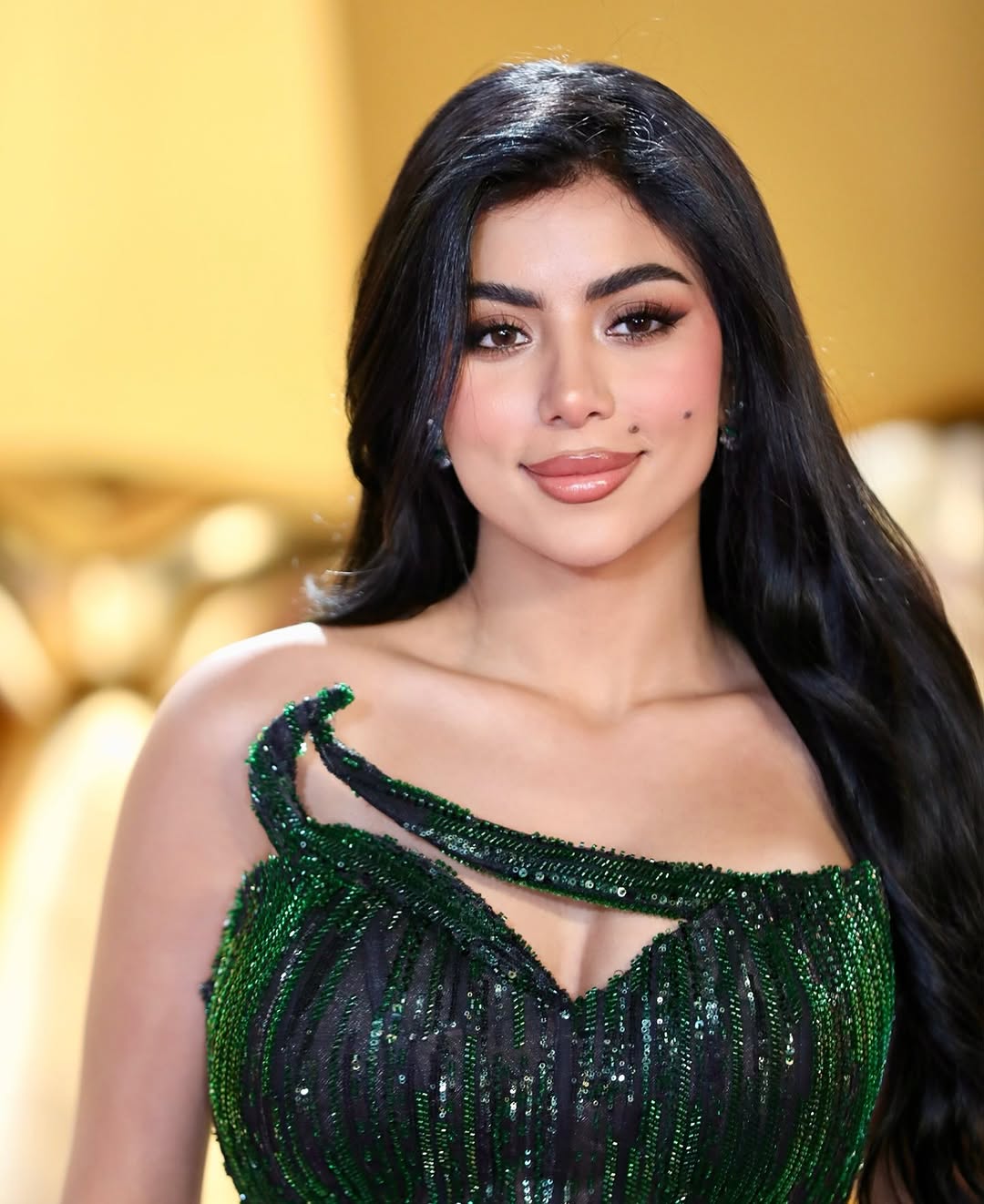 بالأخضر المكشوف.. كارولين عزمي تخطف الأنظار حفل Joy Awards