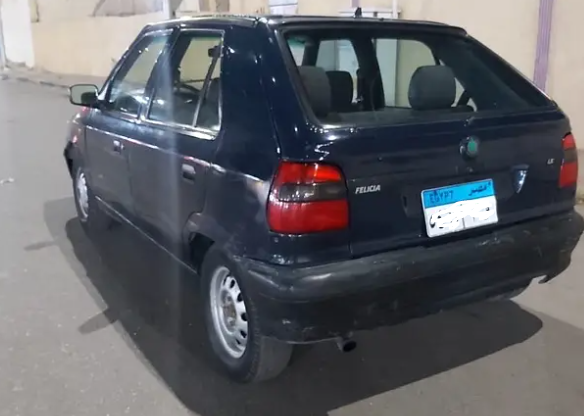 Yalangoch taqdimotchilarning fotosuratlari