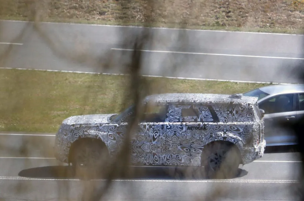 land_rover_defender__638_064323.jpg