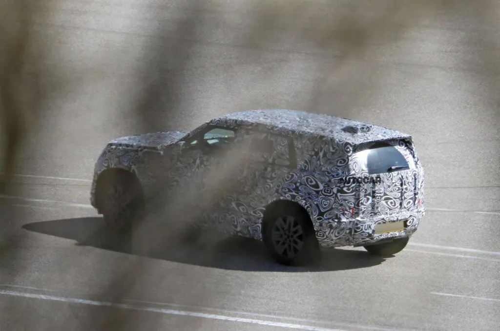 land_rover_defender__638_064329.jpg