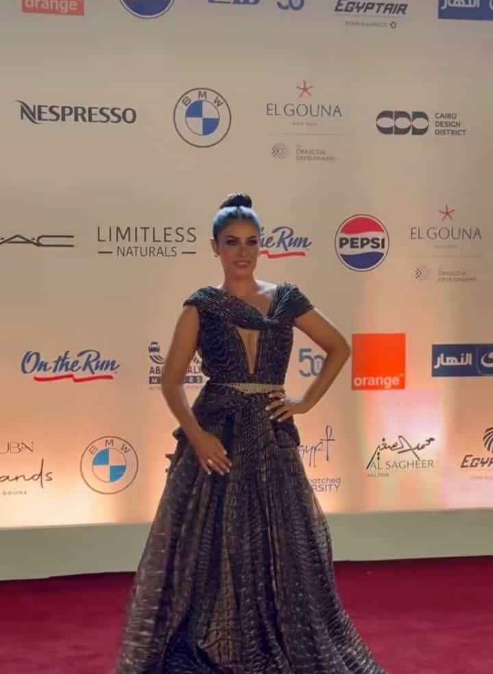 بسمه تخطف الأنظار بفستان أبيض وذهبي في مهرجان الجونة السينمائي
