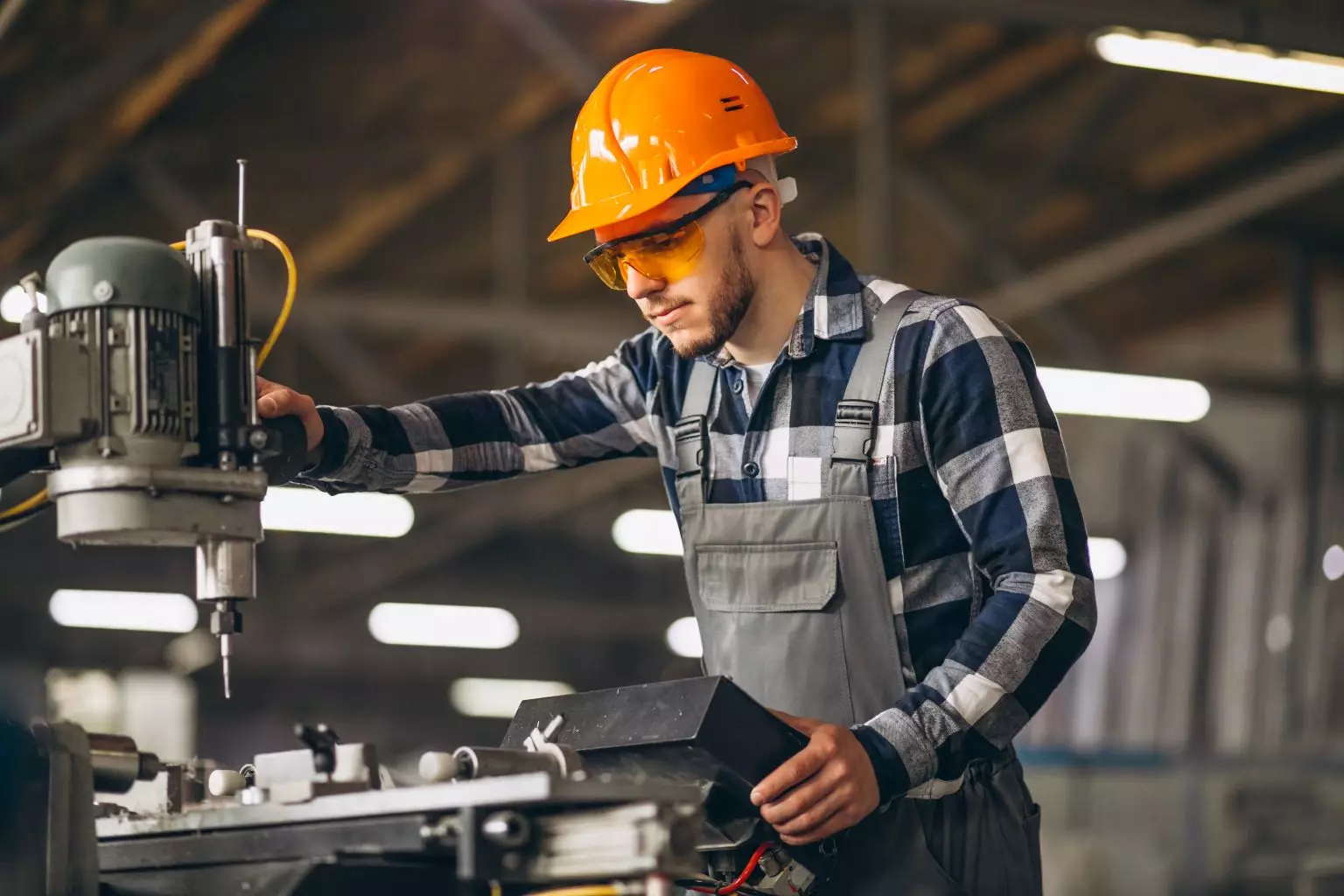 male-worker-factory-_807_072902.jpg