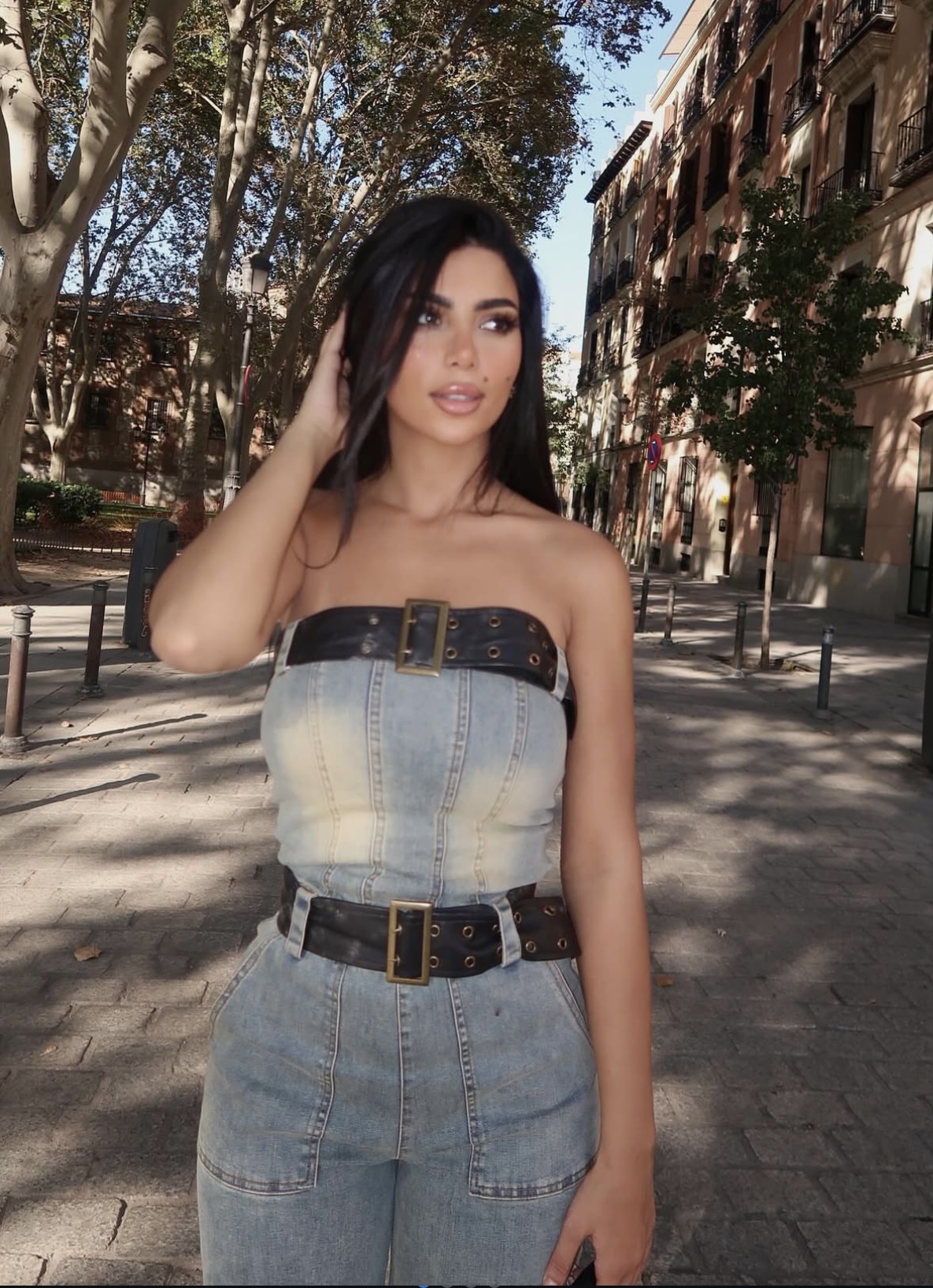 كارولين عزمي تخطف الأنظار من أحدث ظهور بفستان تايجر والجينز