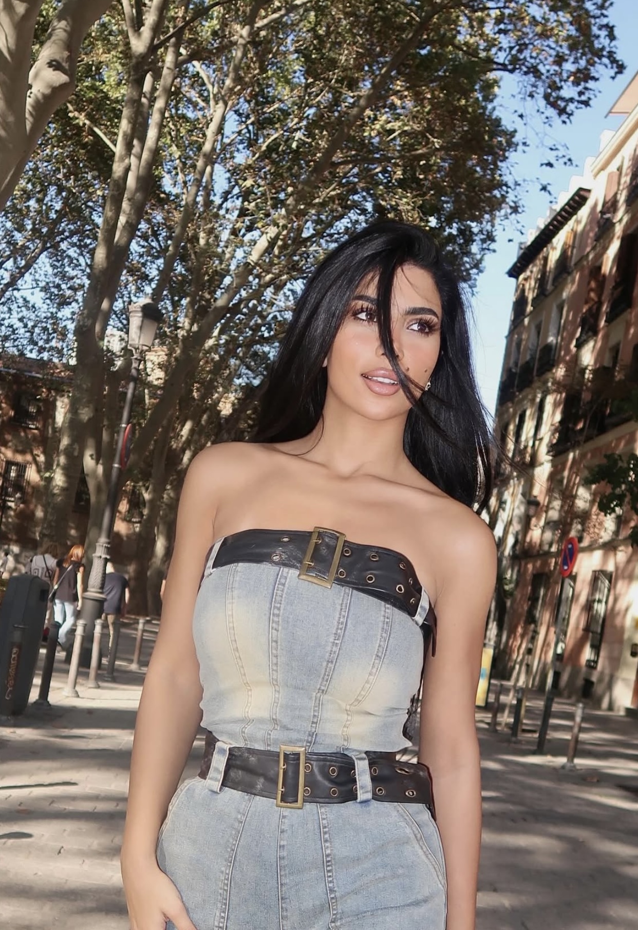 كارولين عزمي تخطف الأنظار من أحدث ظهور بفستان تايجر والجينز