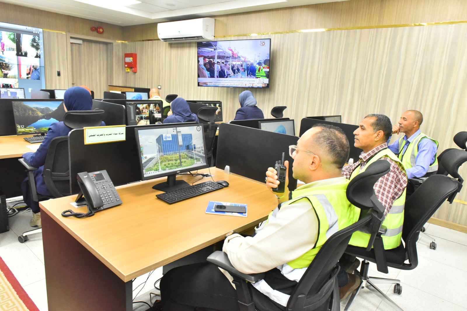 محافظ أسيوط يتابع انتخابات مجلس النواب 2025 من داخل مركز سيطرة الشبكة الوطنية