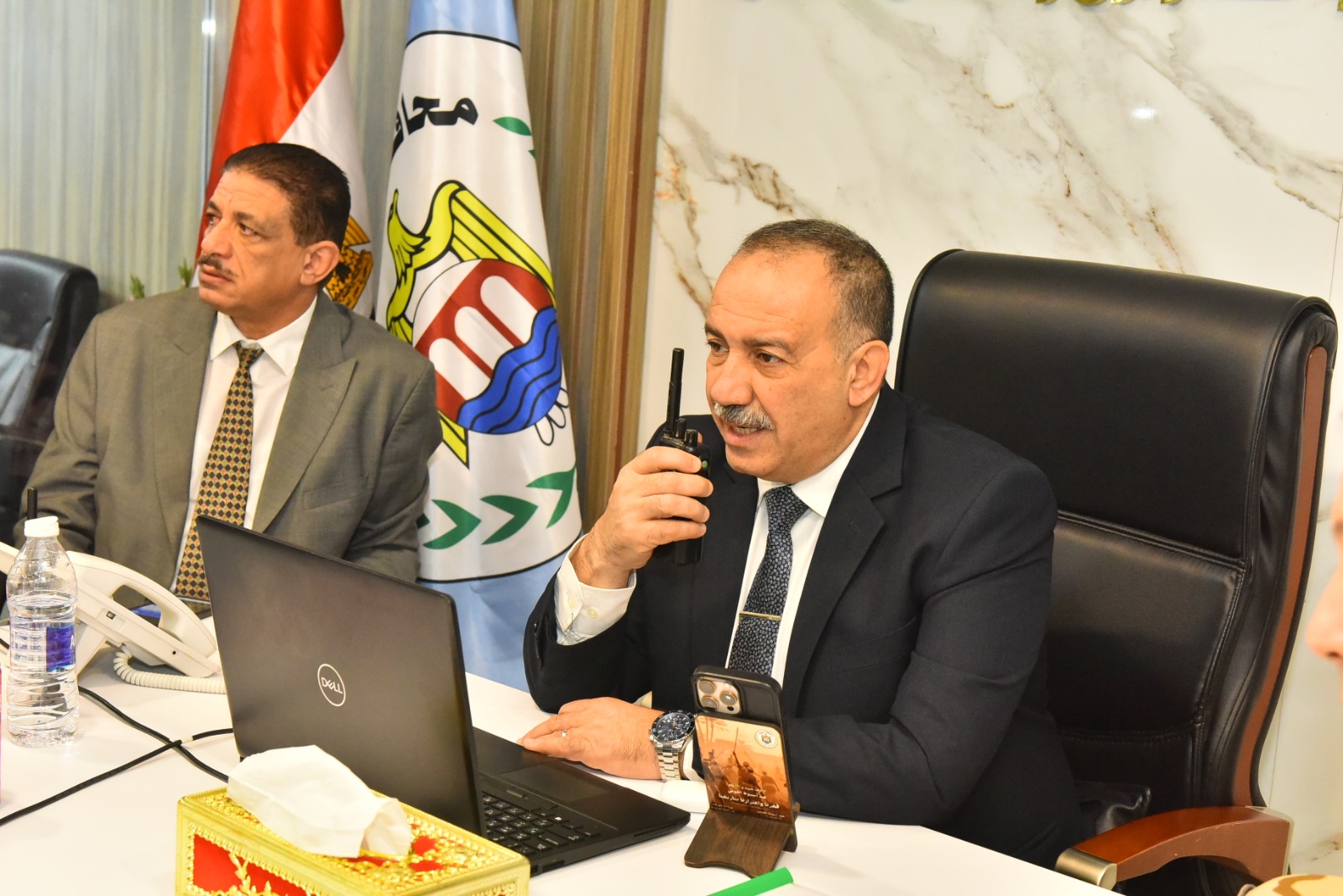 محافظ أسيوط يتابع انتخابات مجلس النواب 2025 من داخل مركز سيطرة الشبكة الوطنية