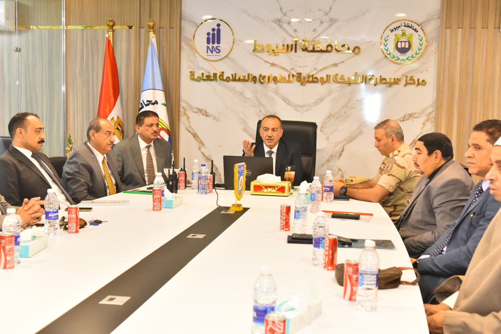 محافظ أسيوط يتابع انتخابات مجلس النواب 2025 من داخل مركز سيطرة الشبكة الوطنية