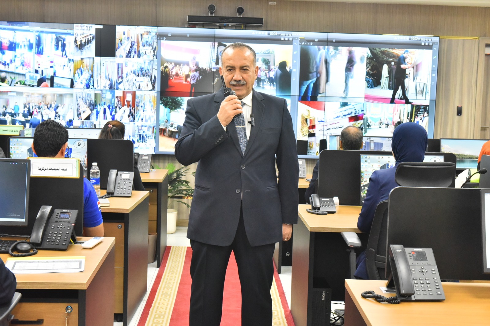 محافظ أسيوط يتابع انتخابات مجلس النواب 2025 من داخل مركز سيطرة الشبكة الوطنية