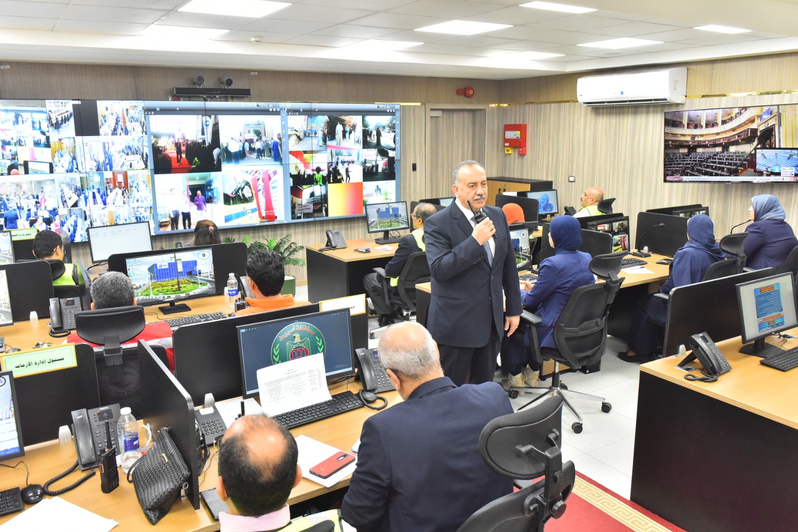 محافظ أسيوط يتابع انتخابات مجلس النواب 2025 من داخل مركز سيطرة الشبكة الوطنية