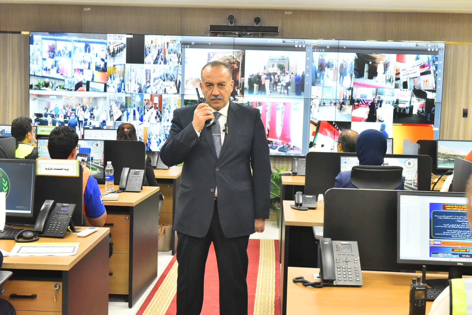 محافظ أسيوط يتابع انتخابات مجلس النواب 2025 من داخل مركز سيطرة الشبكة الوطنية