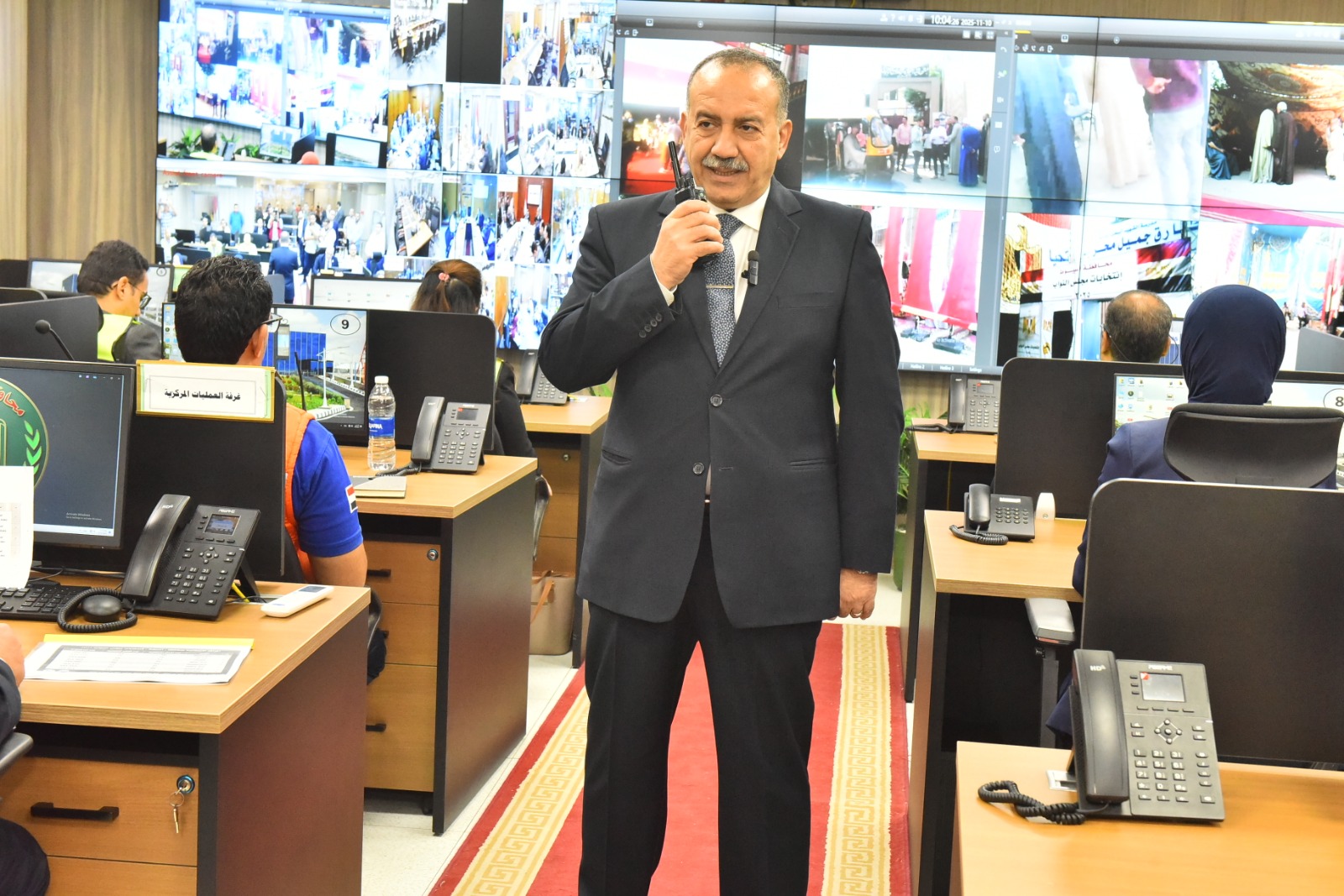 محافظ أسيوط يتابع انتخابات مجلس النواب 2025 من داخل مركز سيطرة الشبكة الوطنية