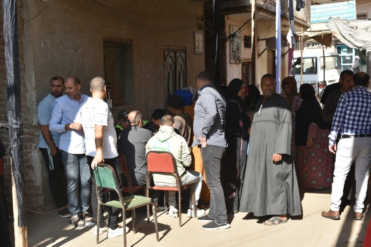 ناخبو منشأة القاطر يواصلون المشاركة في العرس الإنتخابي بمدرسة الشهيد محمد سمير