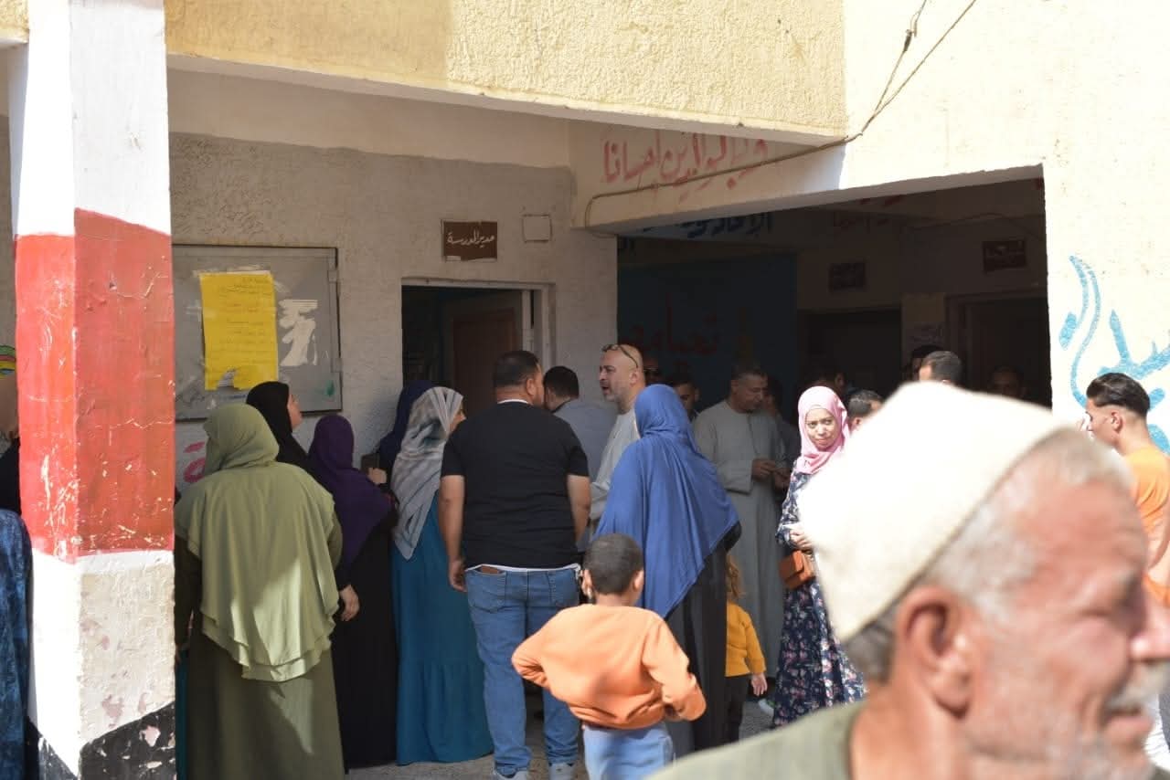 ناخبو منشأة القاطر يواصلون المشاركة في العرس الإنتخابي بمدرسة الشهيد محمد سمير