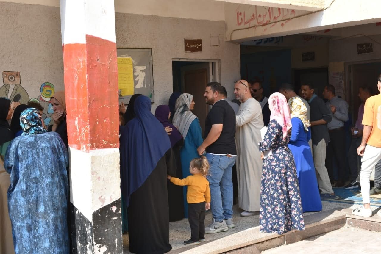 ناخبو منشأة القاطر يواصلون المشاركة في العرس الإنتخابي بمدرسة الشهيد محمد سمير