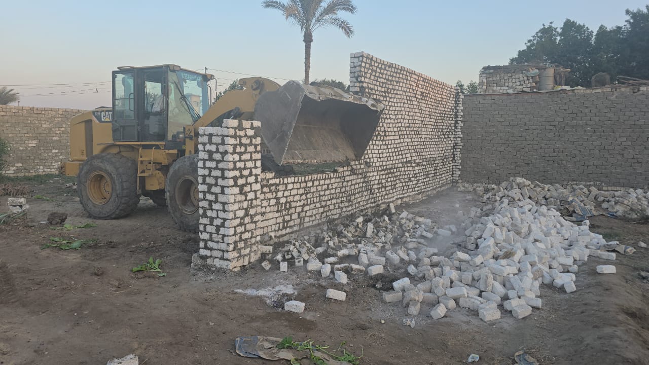 تنفيذ 16 حالة إزالة لمخالفات بناء وتعديات على الأراضي الزراعية بالجيزة