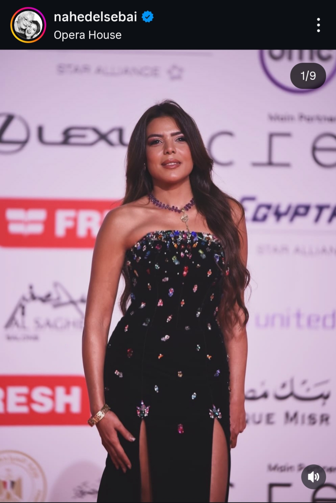 ناهد السباعي تستعرض أناقتها بفستان سوارية بدون أكمام 2 5670 815 043400