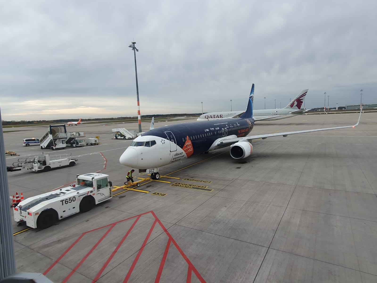 حملة دعاية دولية مصر للطيران تحلق بطائرة مزينة بالكامل بشعار المتحف حول العالم.. صور