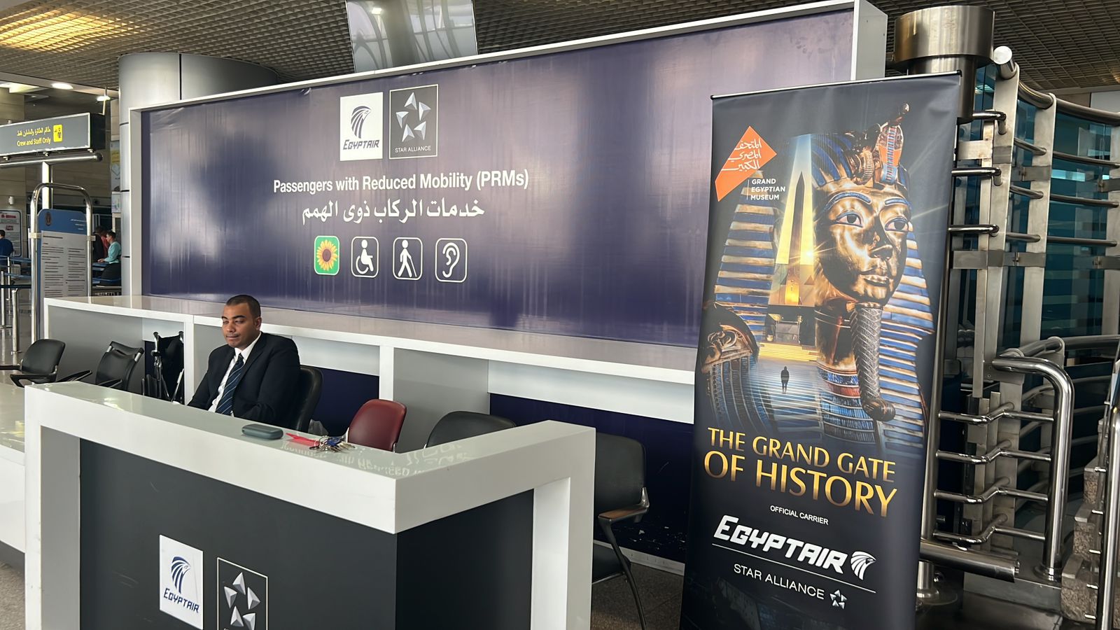 حملة دعاية دولية مصر للطيران تحلق بطائرة مزينة بالكامل بشعار المتحف حول العالم.. صور