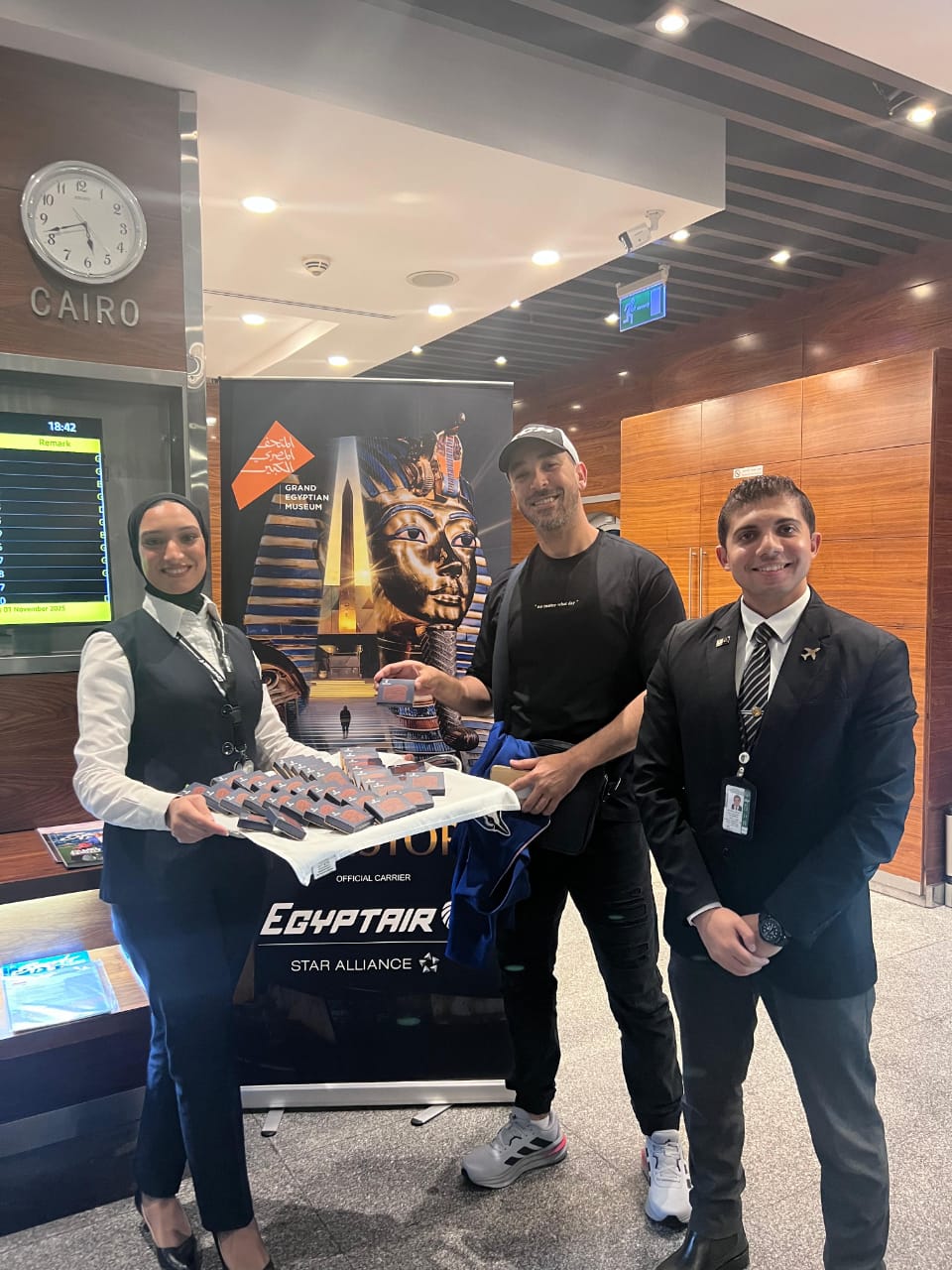 حملة دعاية دولية مصر للطيران تحلق بطائرة مزينة بالكامل بشعار المتحف حول العالم.. صور