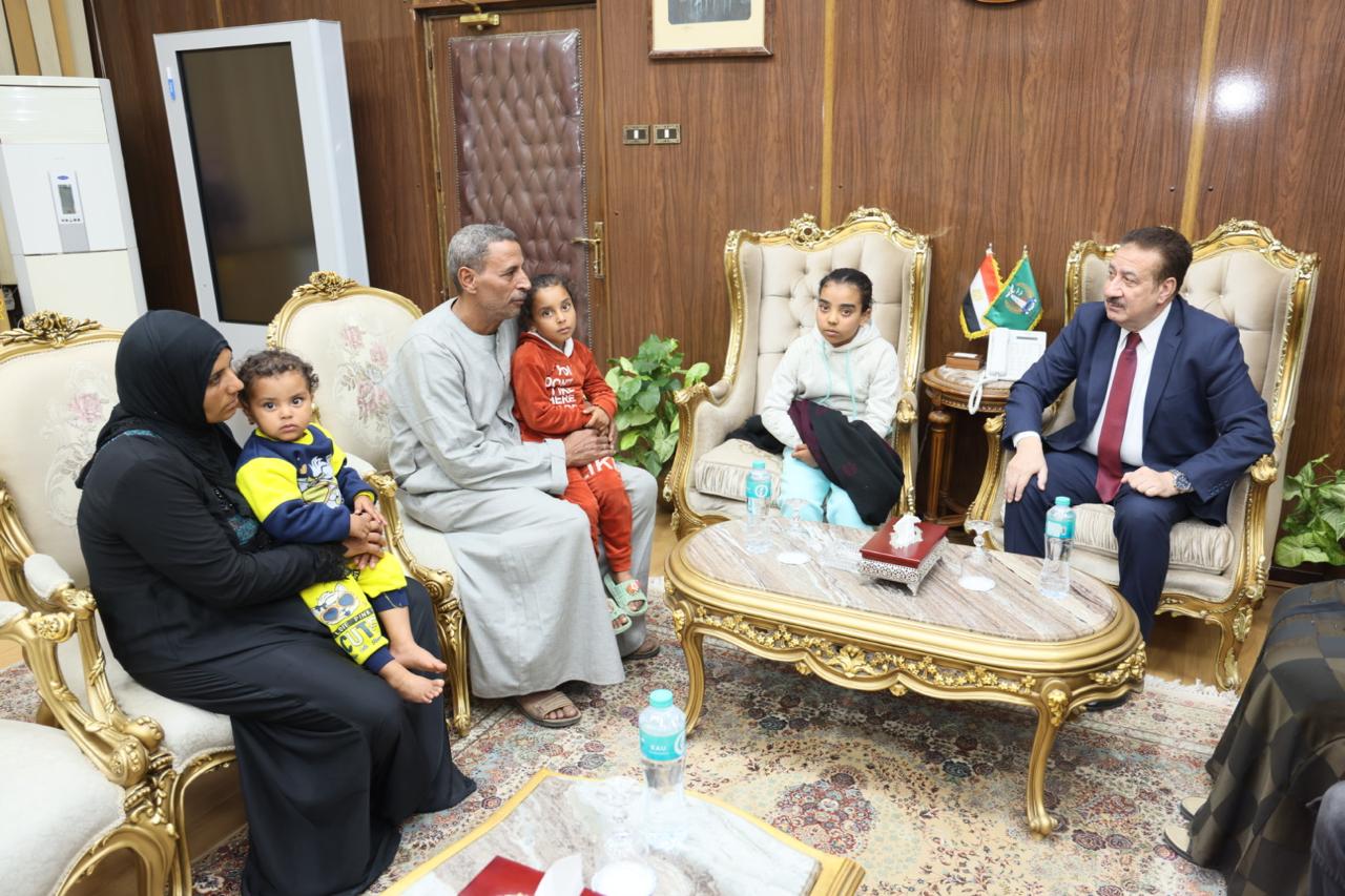 محافظ المنوفية يلتقي أسرة شهيد الشهامة ويصرف 100 ألف جنيه وفرصة عمل لزوجته