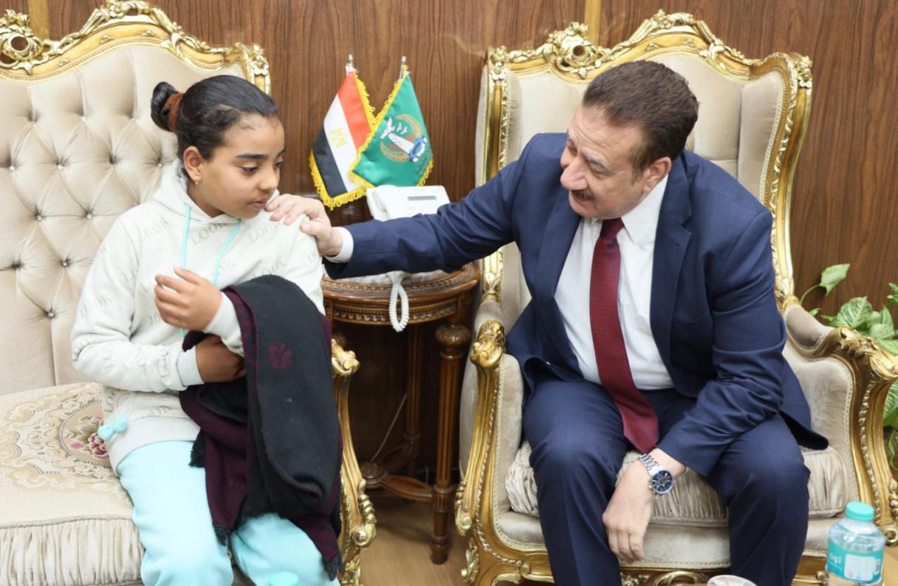 محافظ المنوفية يلتقي أسرة شهيد الشهامة ويصرف 100 ألف جنيه وفرصة عمل لزوجته