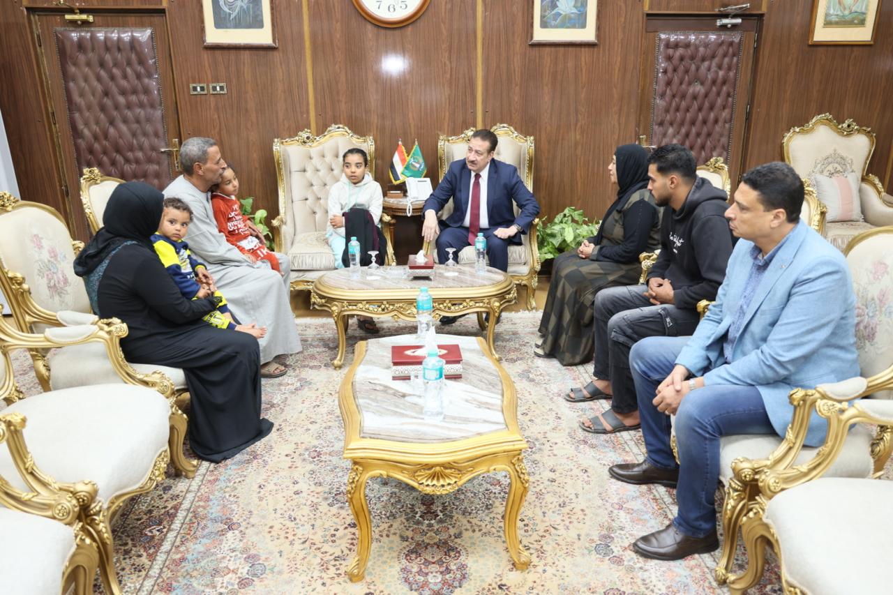 محافظ المنوفية يلتقي أسرة شهيد الشهامة ويصرف 100 ألف جنيه وفرصة عمل لزوجته