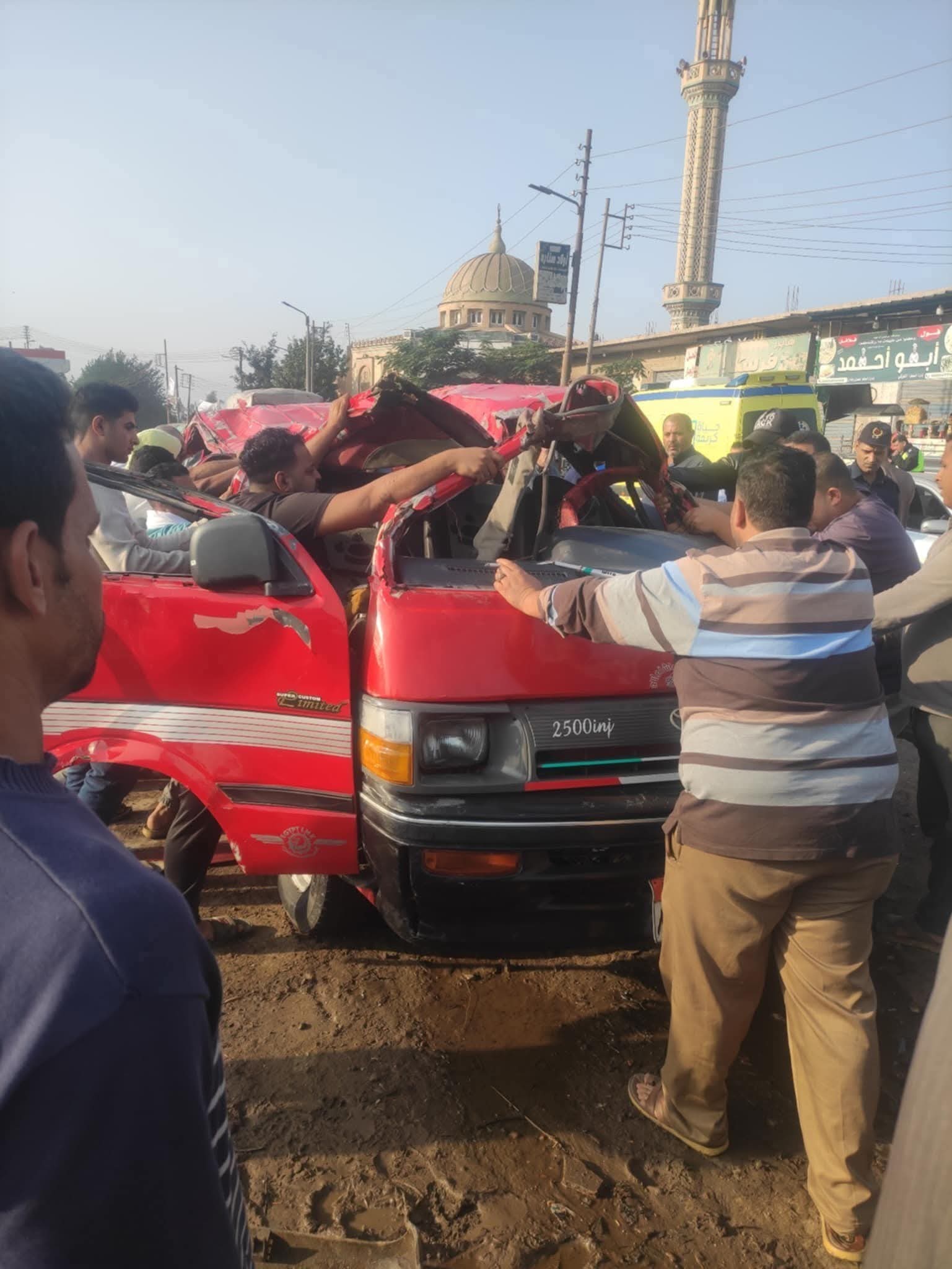 إصابة 6 أشخاص في حادث انقلاب سيارة ميكروباص بمياه ترعة بالغربية
