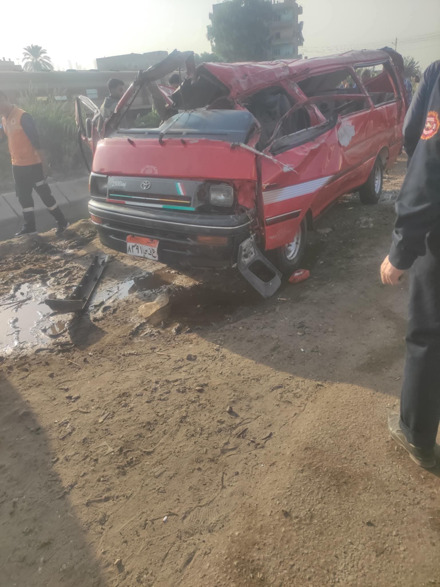 إصابة 6 أشخاص في حادث انقلاب سيارة ميكروباص بمياه ترعة بالغربية