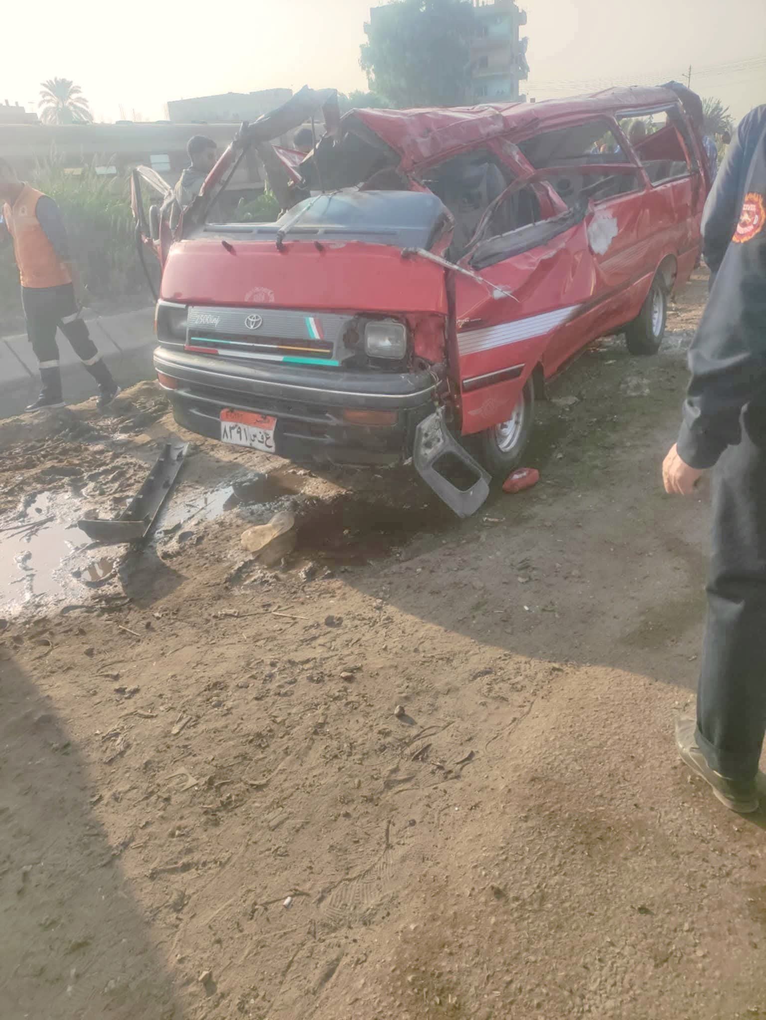 إصابة 6 أشخاص في حادث انقلاب سيارة ميكروباص بمياه ترعة بالغربية