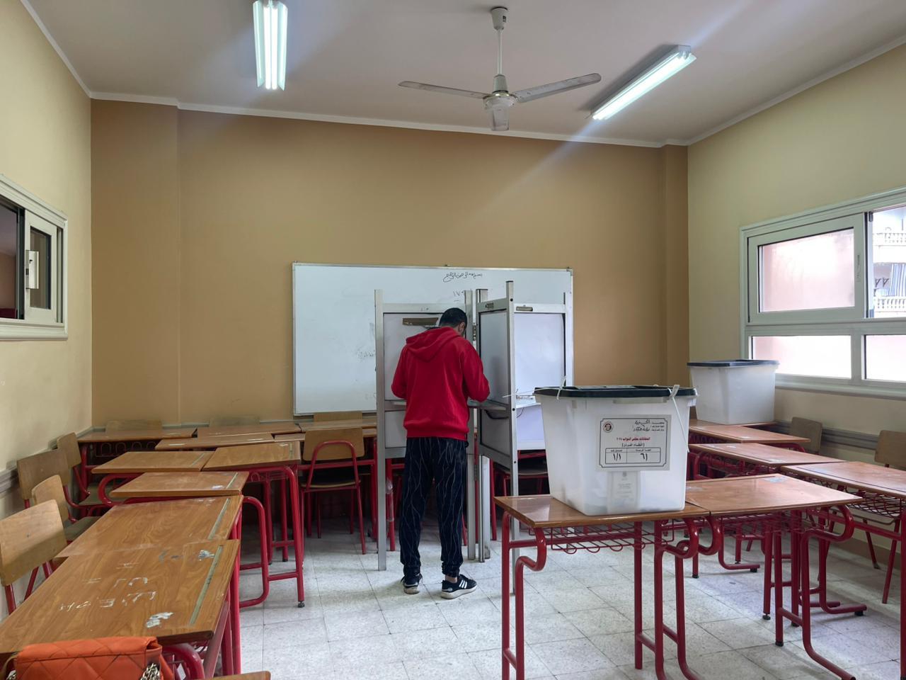 لليوم الثاني.. إقبال كبير على لجان بولاق الدكرور في إعادة انتخابات النواب