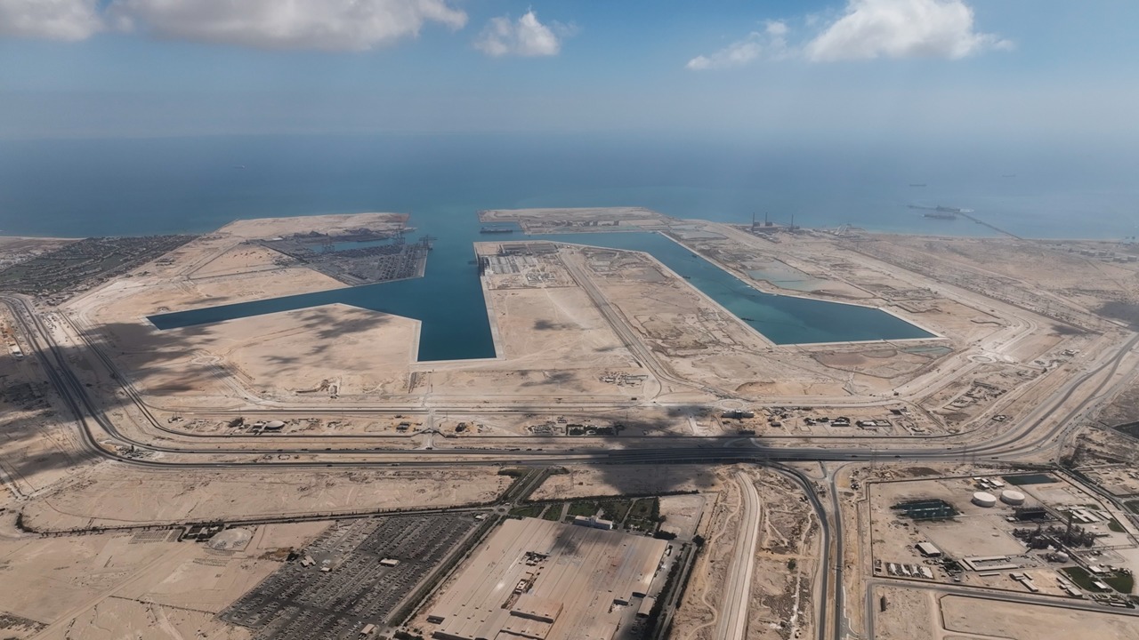 ميناء العين السخنة يدخل موسوعة جينيس صور