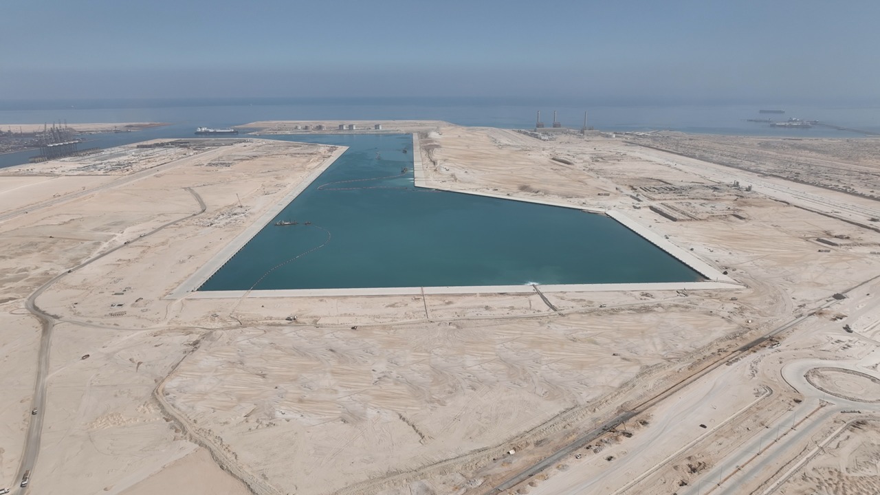 ميناء العين السخنة يدخل موسوعة جينيس صور