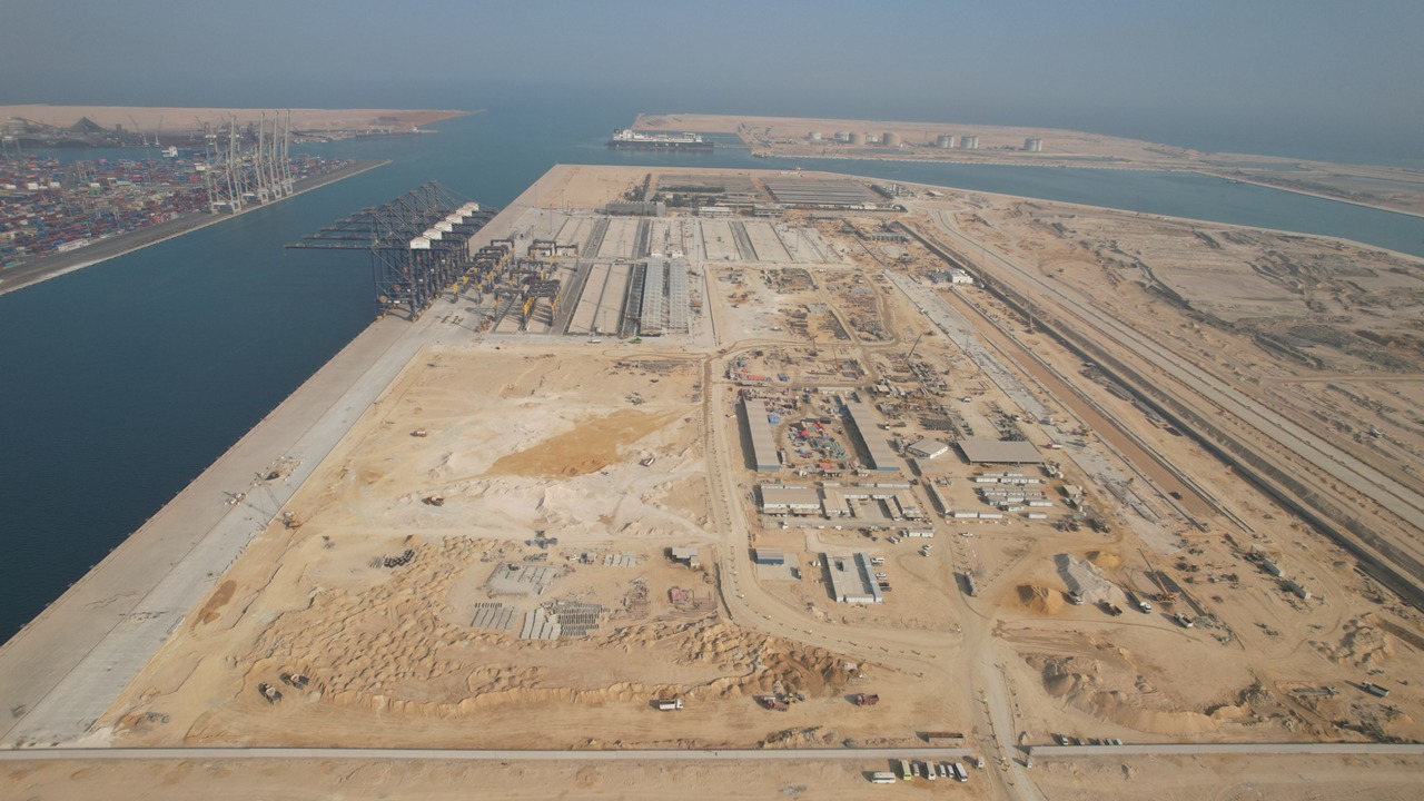 ميناء العين السخنة يدخل موسوعة جينيس صور