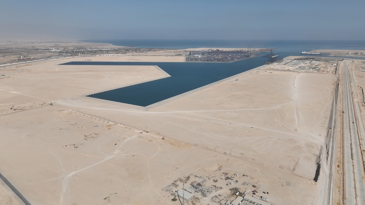 ميناء العين السخنة يدخل موسوعة جينيس صور