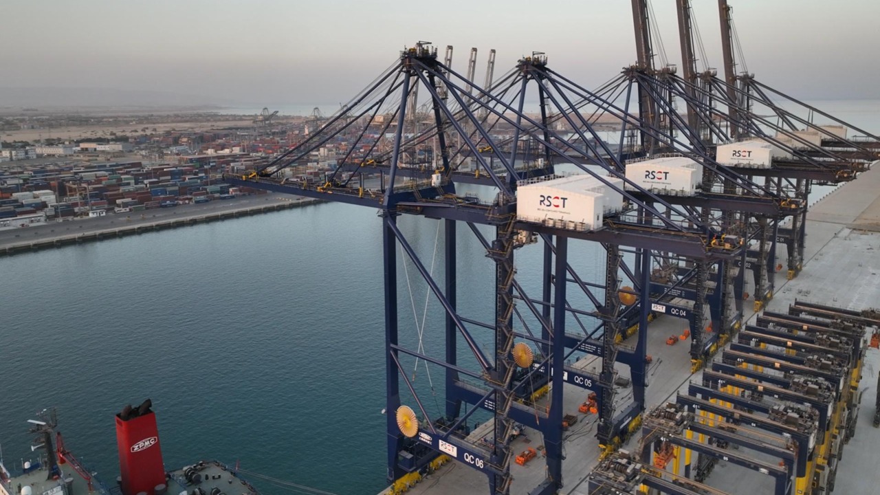 ميناء العين السخنة يدخل موسوعة جينيس صور