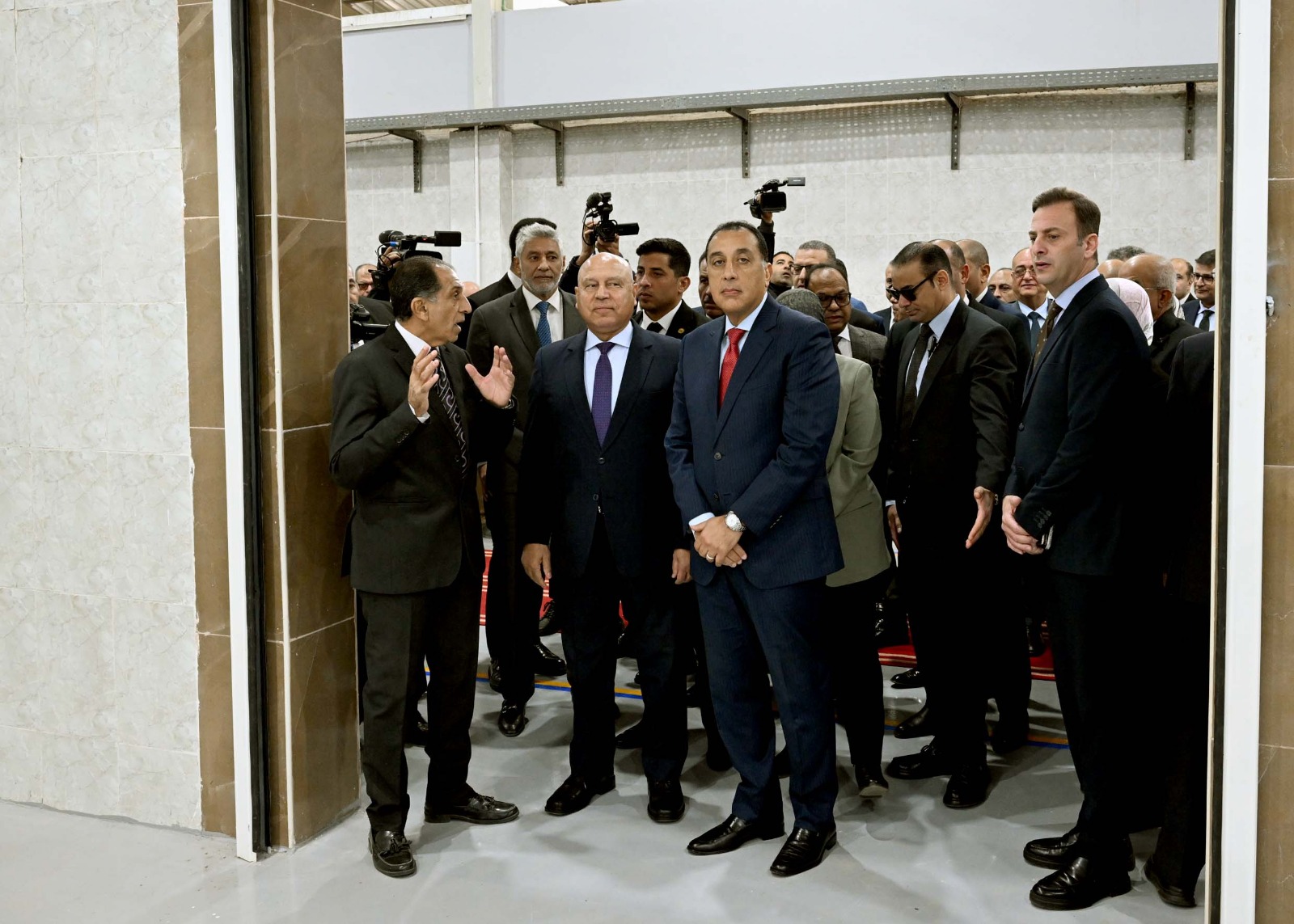 رئيس الوزراء يتفقد مشروع رفع كفاءة وتأهيل مركز تكنولوجيا دباغة الجلود بمدينة الروبيكي