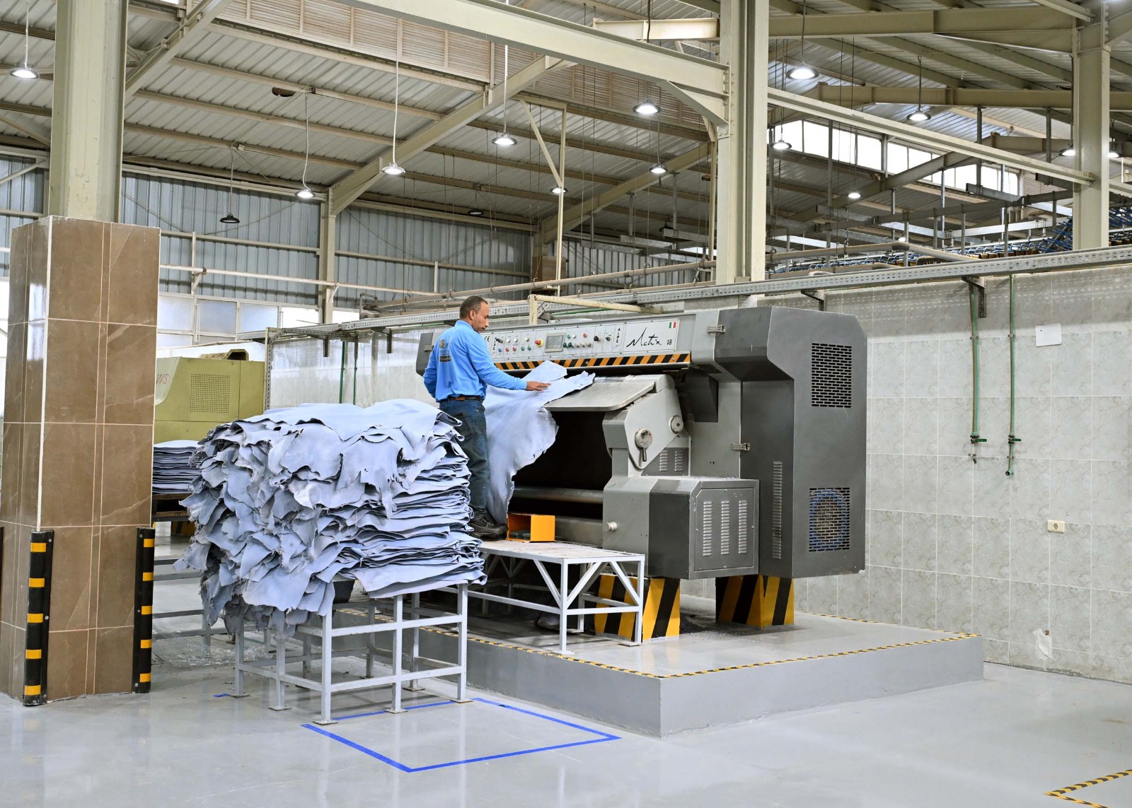 رئيس الوزراء يتفقد مشروع رفع كفاءة وتأهيل مركز تكنولوجيا دباغة الجلود بمدينة الروبيكي