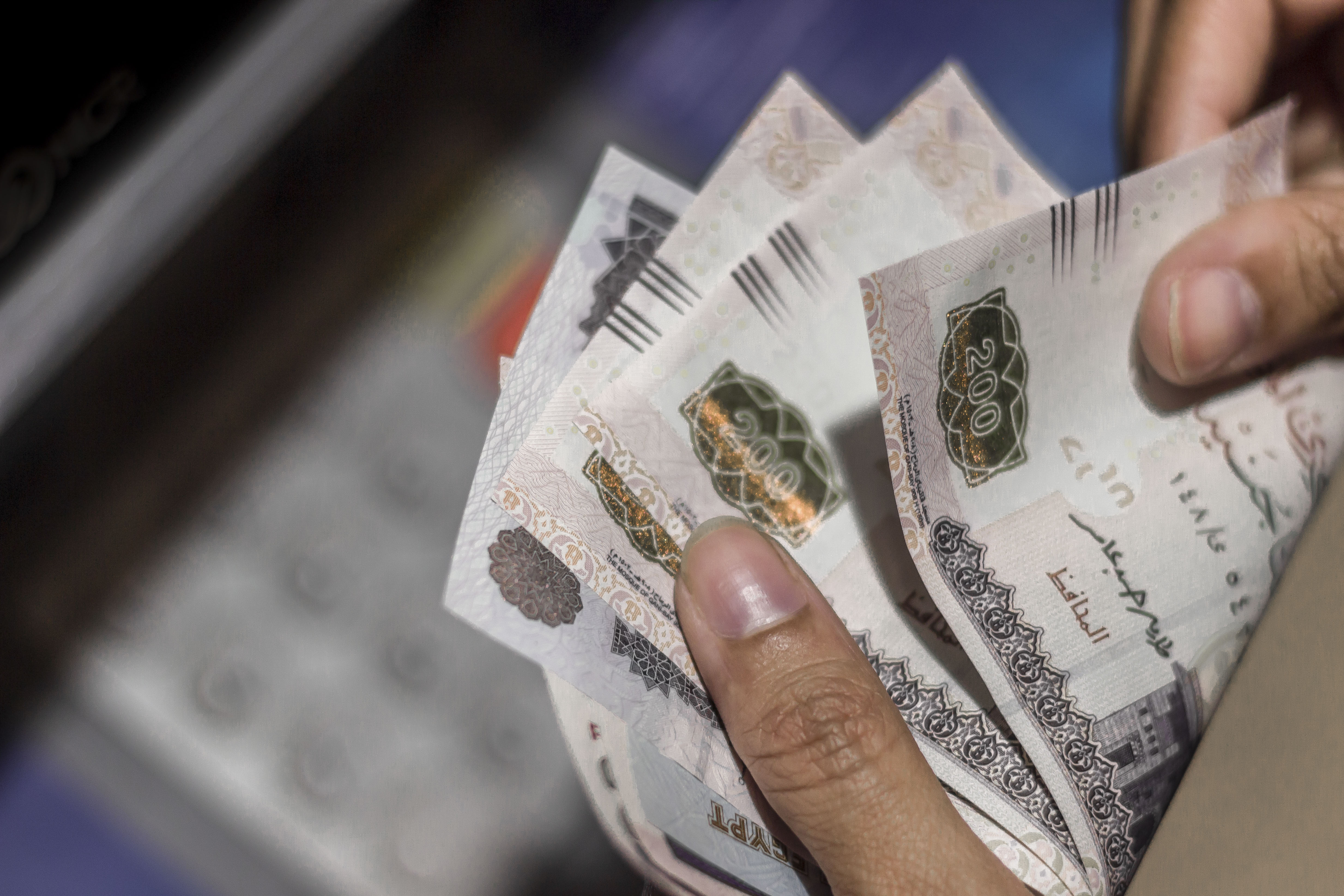 فئة 200 جنيه.. كيف تكتشف الفلوس المزورة؟