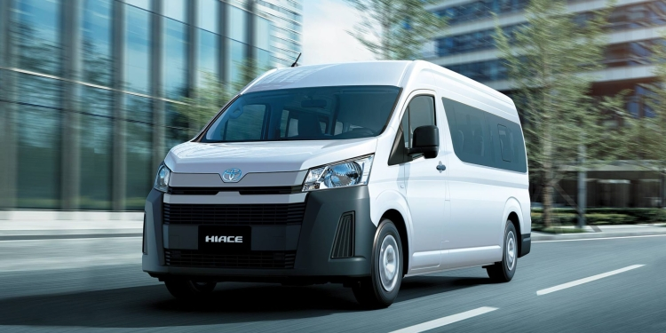 Hiace-Bus-Hero-scale_638_083235.jpg
