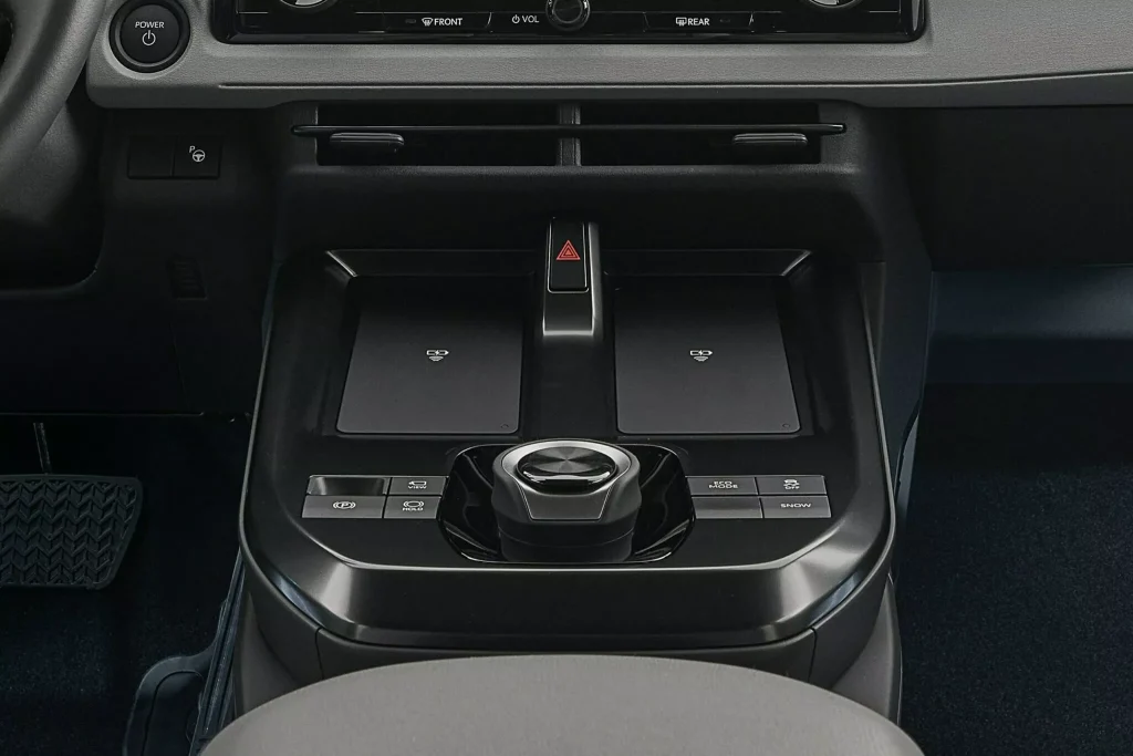 2026-Toyota-C-HR-19-_638_044737.jpg