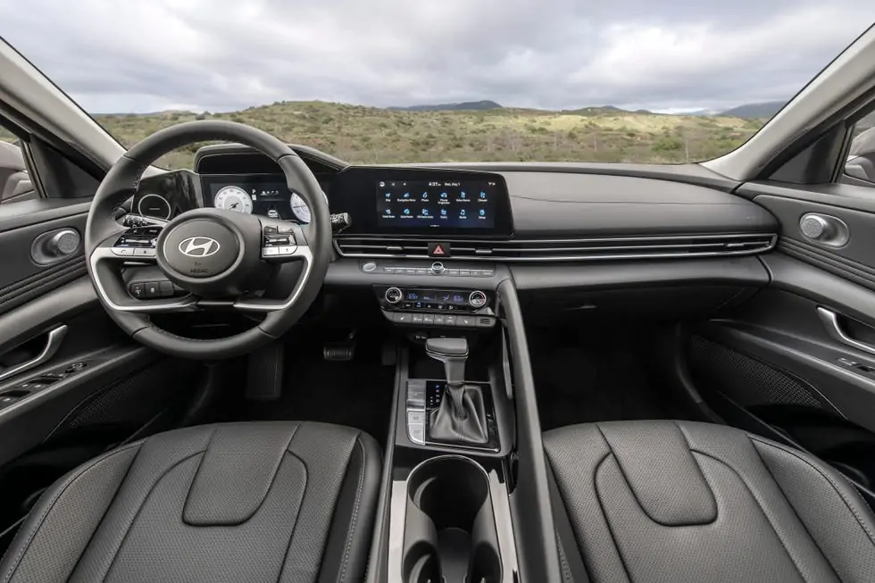 2024-hyundai-elantra_638_043230.jpg