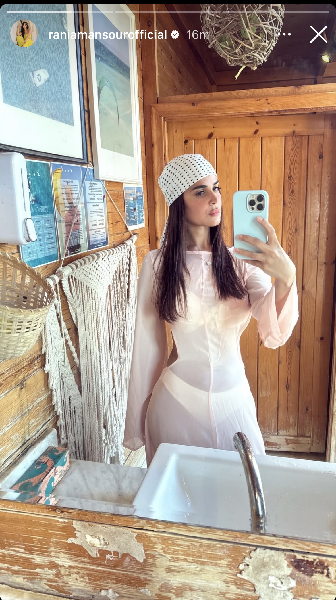 رانيا منصور تثير الجدل بإطلالة جريئة بالكاش مايوه