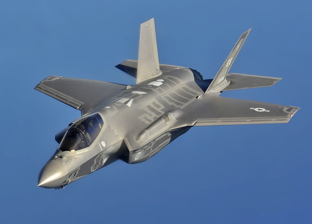F-35A_flight_(croppe_825_010440.jpg