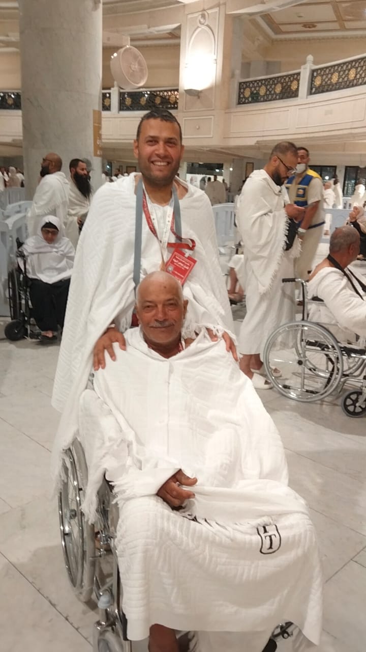 الدكتور حمادة مع والده في الحج